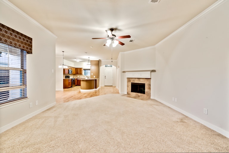 Photo 5 of 32 - 2909 Englefield Grn, Denton, TX 76207