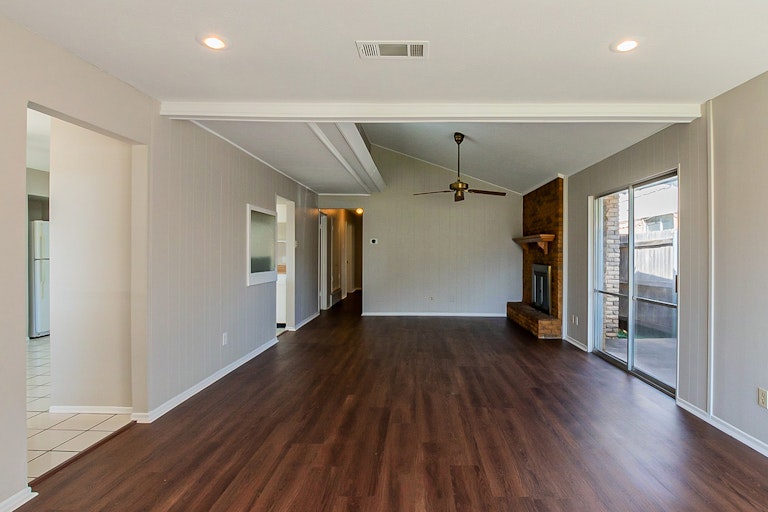 Photo 9 of 21 - 2717 Cantrell St, Irving, TX 75062