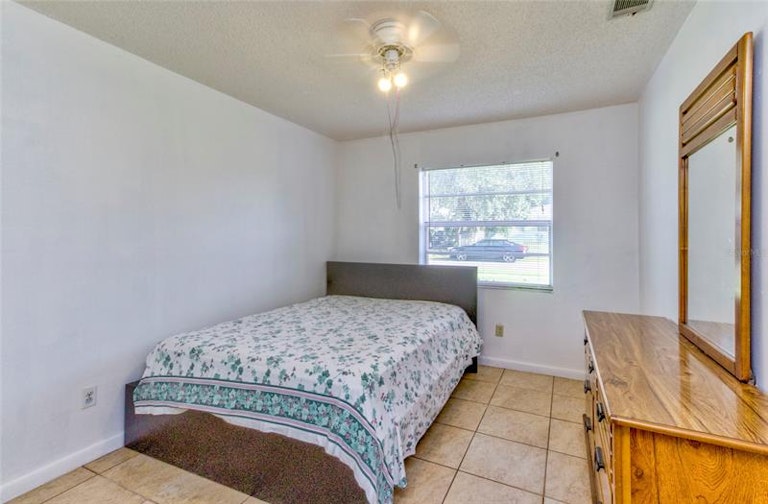 Photo 33 of 37 - 2202 Whitney Pl, Valrico, FL 33594