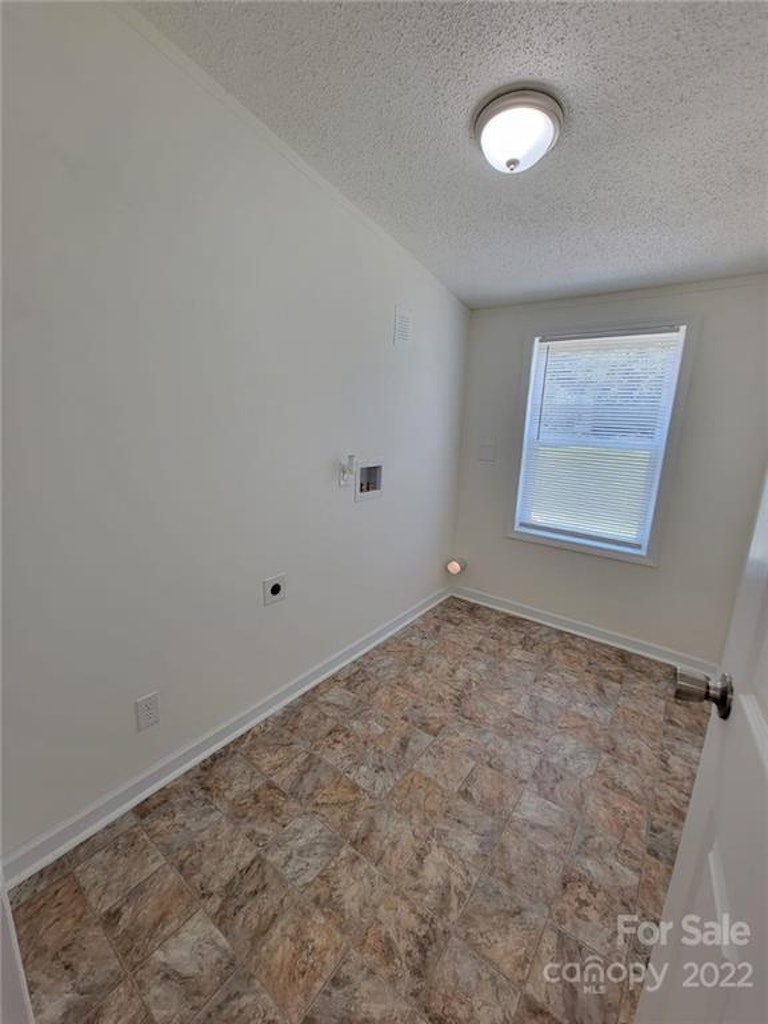 Photo 17 of 28 - 6036 Frazier Dr, Davidson, NC 28036