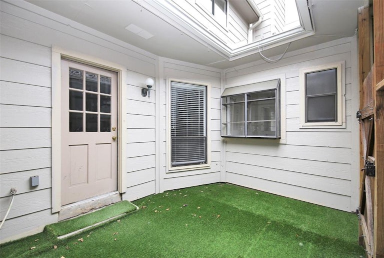 Photo 23 of 28 - 727 Bunker Hill Rd #40, Houston, TX 77024