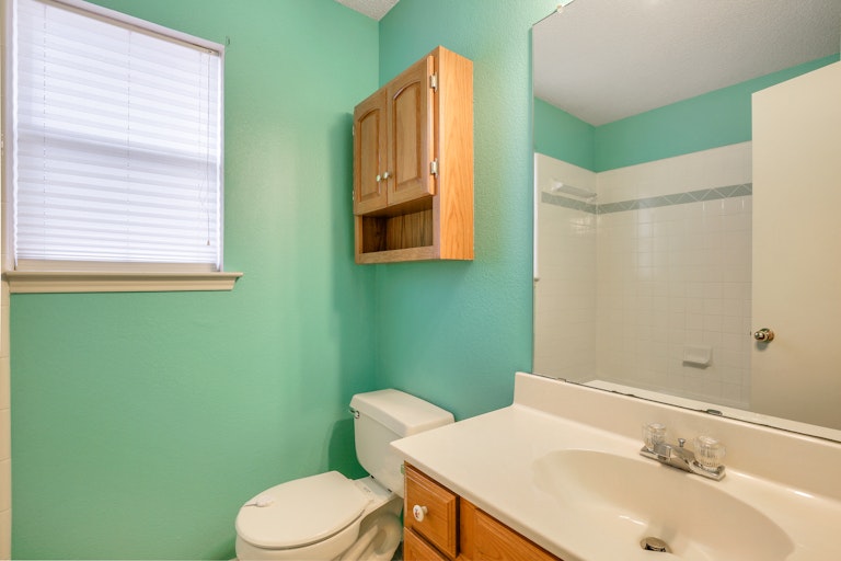 Photo 13 of 23 - 7201 Royal Oak Dr, Benbrook, TX 76126