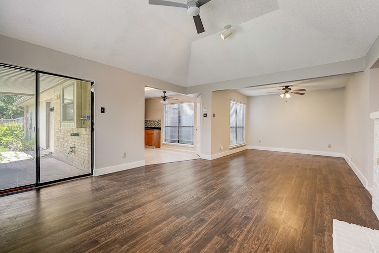 Photo 6 of 30 - 1502 Windmill Ln, Mesquite, TX 75149