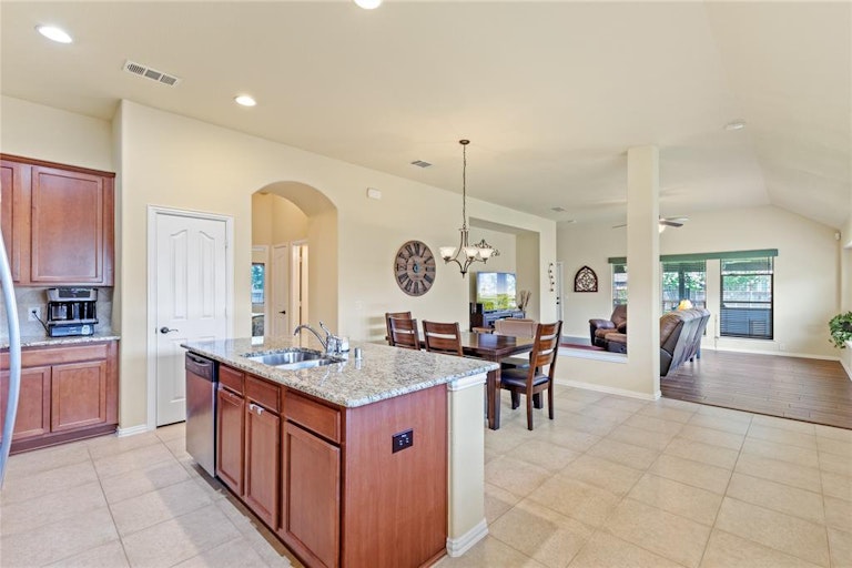 Photo 20 of 37 - 700 Glenview Dr, Mansfield, TX 76063