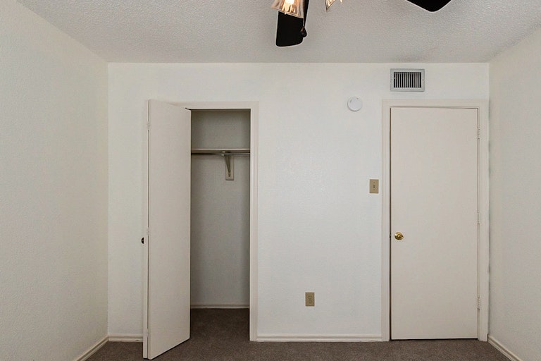 Photo 12 of 22 - 2506 High Hollow Dr, Garland, TX 75041
