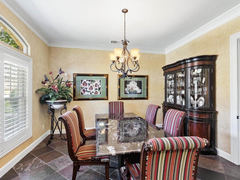 Photo 5 of 31 - 5421 Pershing Ave, Fort Worth, TX 76107
