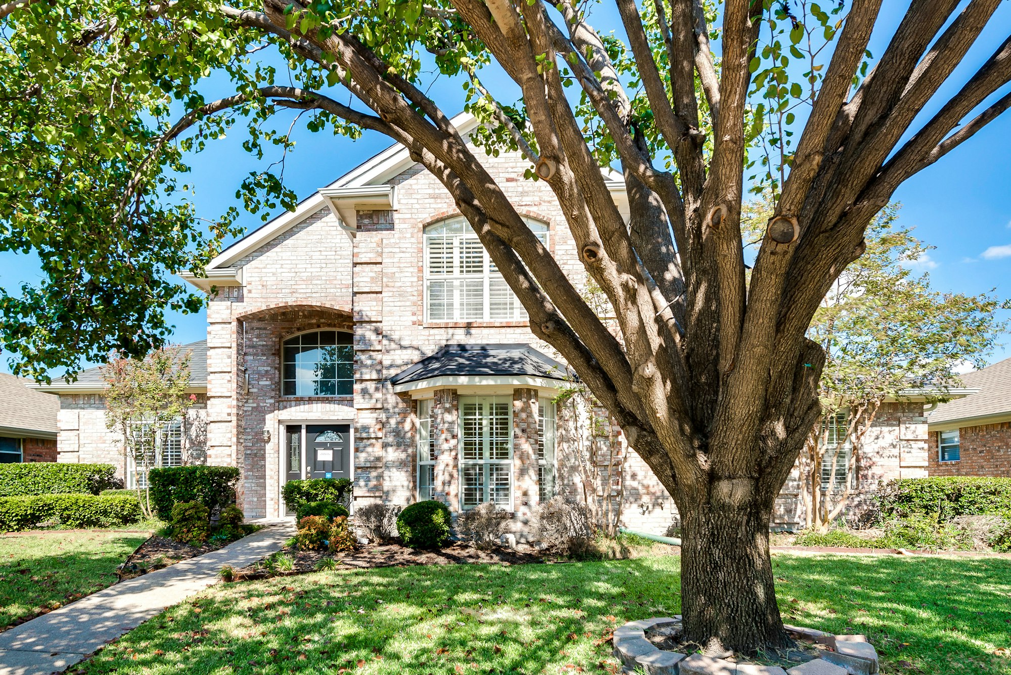 Photo 1 of 30 - 1726 Creek Valley Rd, Mesquite, TX 75181