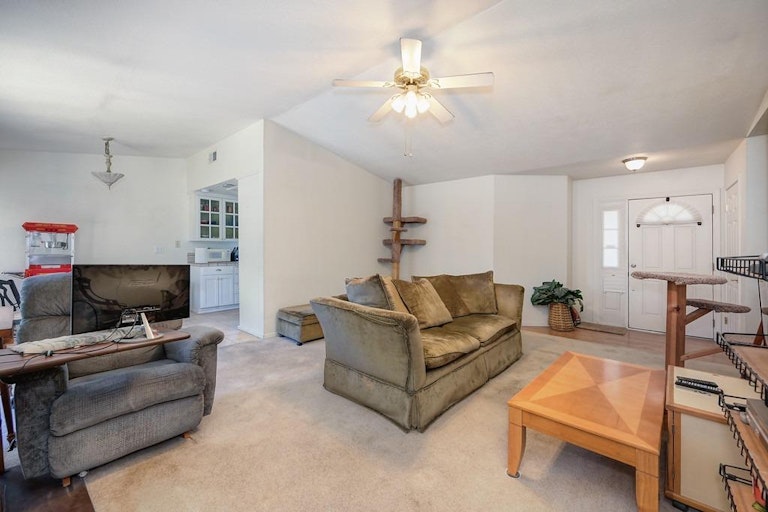 Photo 9 of 37 - 660 Tailwind Dr, Sacramento, CA 95838
