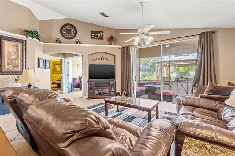Photo 10 of 33 - 2603 Whitewood Rd, Mulberry, FL 33860