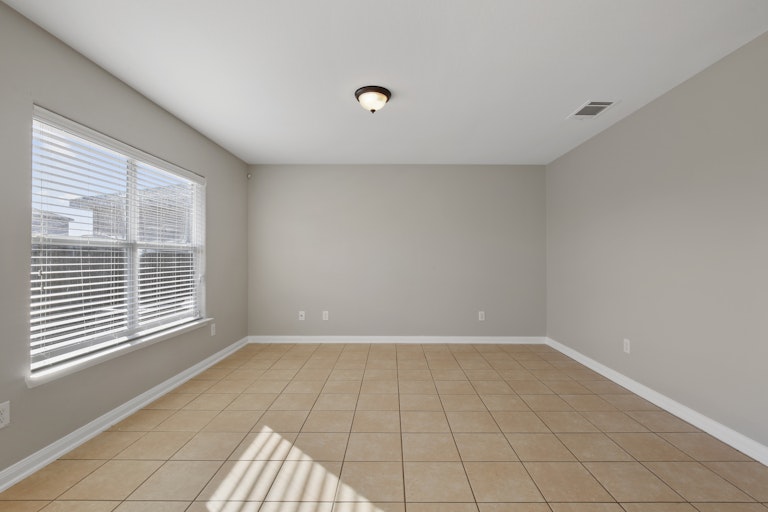 Photo 11 of 25 - 10009 Silent Hollow Dr, Fort Worth, TX 76140