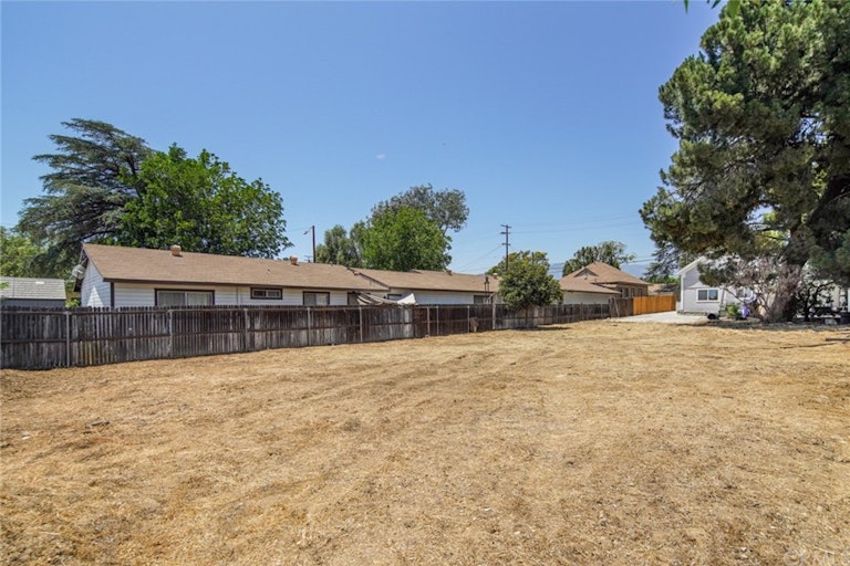 Photo 5 of 19 - 618 E 9th St, Upland, CA 91786