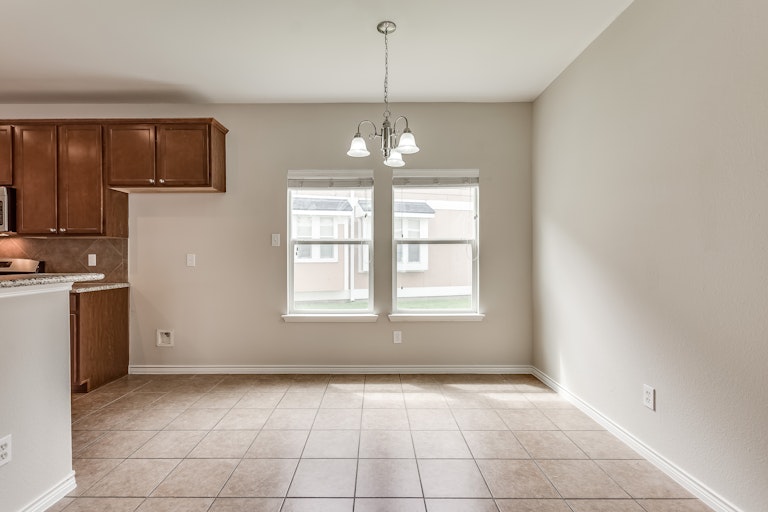Photo 13 of 28 - 905 Charleston Ln, Savannah, TX 76227