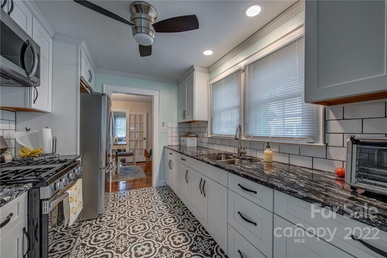 Photo 13 of 22 - 502 W Trade St, Dallas, NC 28034