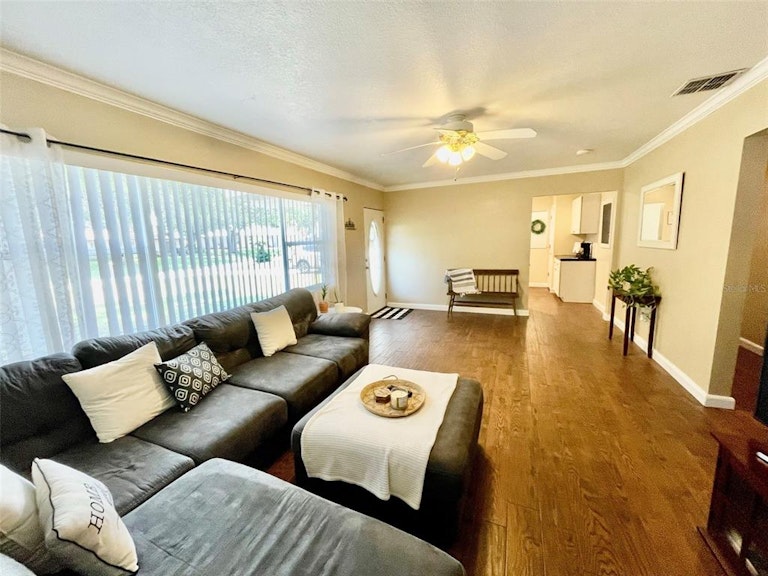 Photo 11 of 23 - 550 E Thelma St, Lake Alfred, FL 33850