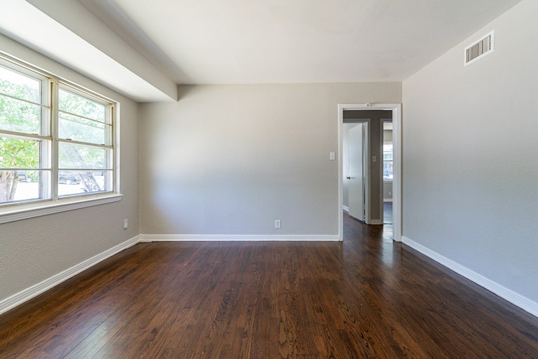 Photo 15 of 25 - 11740 Fernald Ave, Dallas, TX 75218