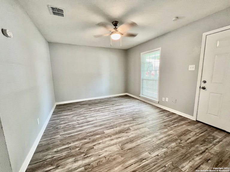 Photo 8 of 23 - 3946 Southport Dr, San Antonio, TX 78223