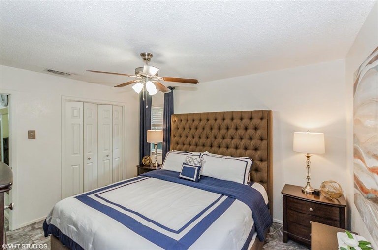 Photo 14 of 31 - 13102 Twin Oaks Dr, Balch Springs, TX 75180
