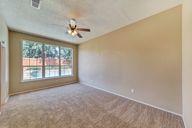 Photo 17 of 28 - 8755 Saranac Trl, Fort Worth, TX 76118