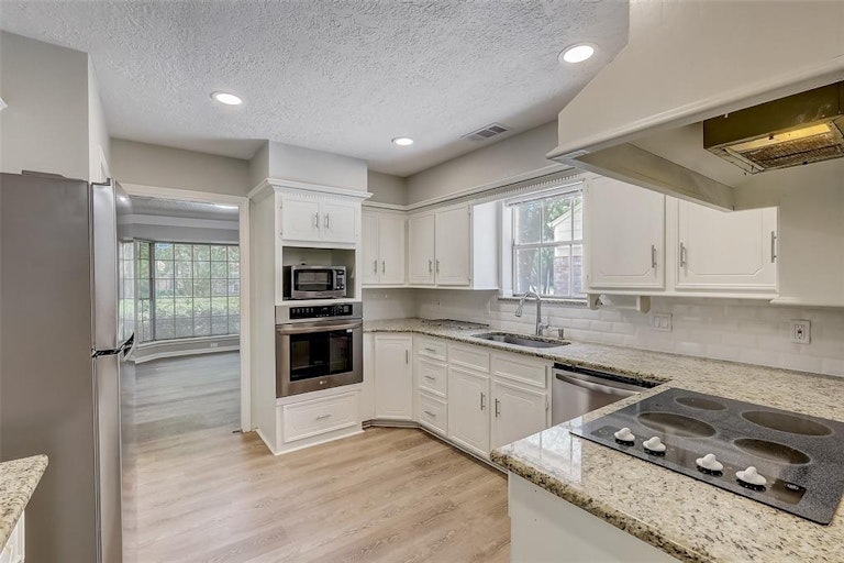 Photo 20 of 46 - 14002 Cedar Point Dr, Houston, TX 77070