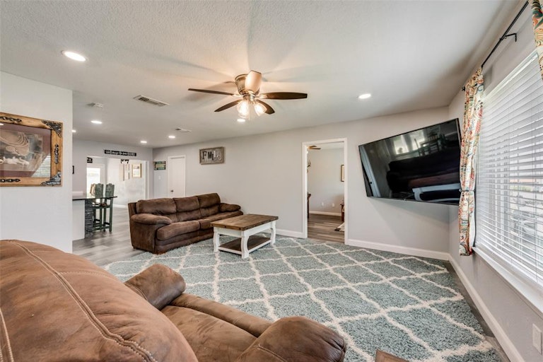 Photo 8 of 22 - 100 Chestnut St, Aledo, TX 76008