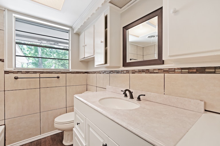 Photo 17 of 28 - 9239 Jennie Lee Ln, Dallas, TX 75227