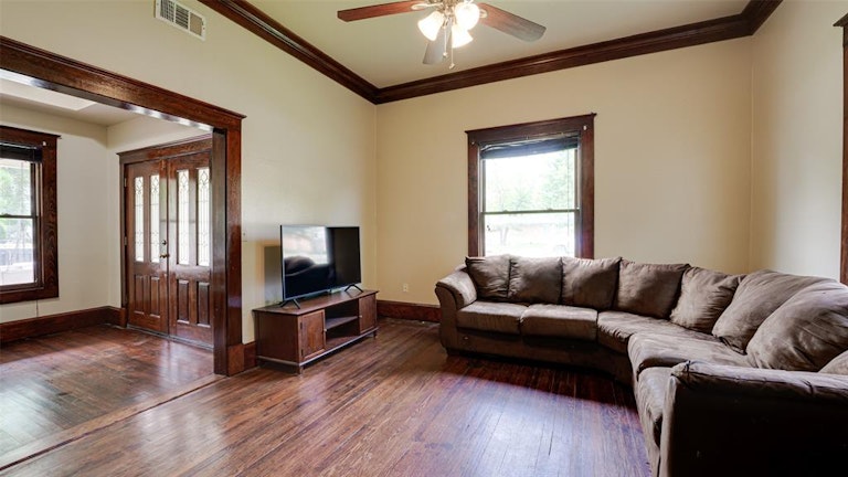 Photo 7 of 40 - 613 E Marvin Ave, Waxahachie, TX 75165
