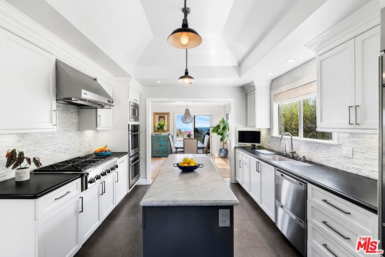 Photo 14 of 54 - 16656 Linda Ter, Pacific Palisades, CA 90272