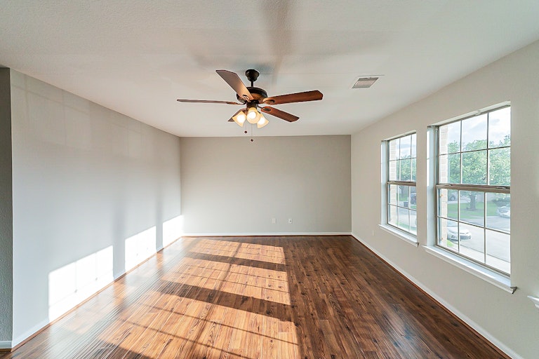 Photo 21 of 39 - 6926 Oleander Grove Way, Houston, TX 77049
