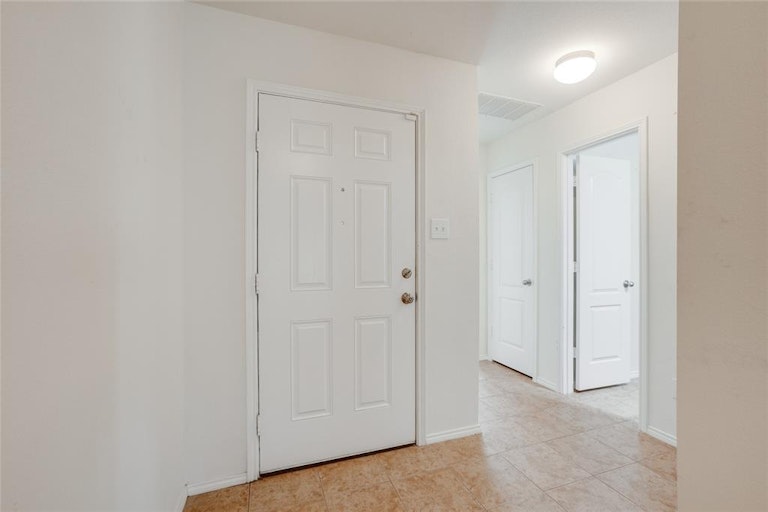 Photo 18 of 25 - 936 Glenndon Dr, Fort Worth, TX 76120
