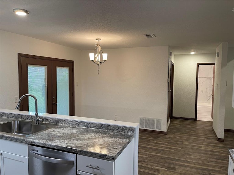 Photo 15 of 40 - 208 Guinevere Dr, Weatherford, TX 76086