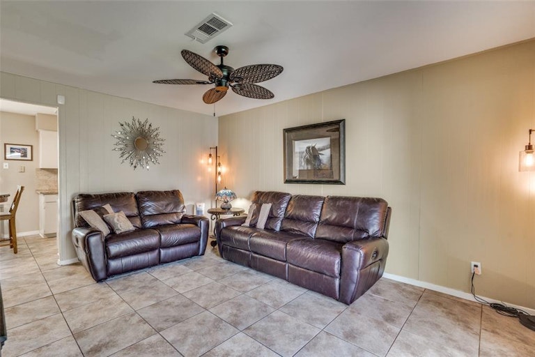 Photo 13 of 36 - 2704 N Ave, Plano, TX 75074