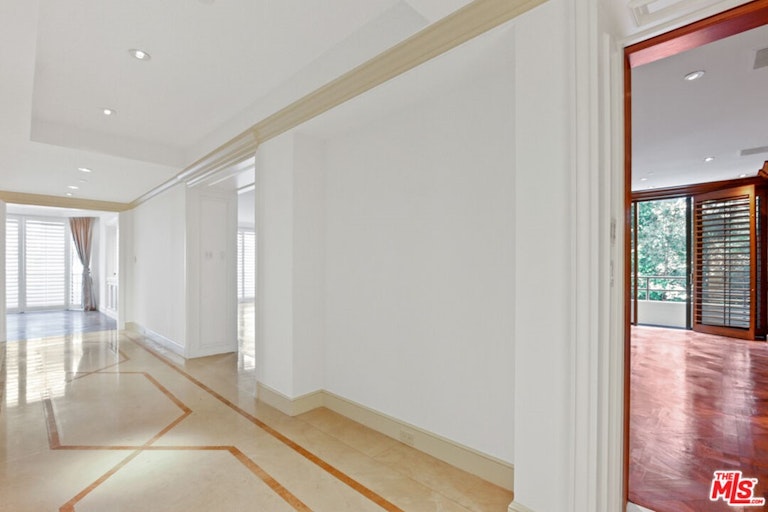 Photo 4 of 40 - 10601 Wilshire Blvd #404, Los Angeles, CA 90024