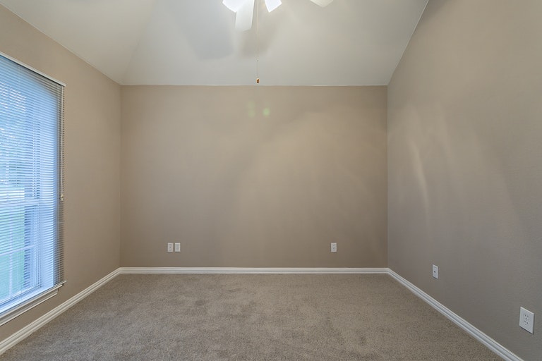 Photo 16 of 28 - 124 Hummingbird Ln, Justin, TX 76247