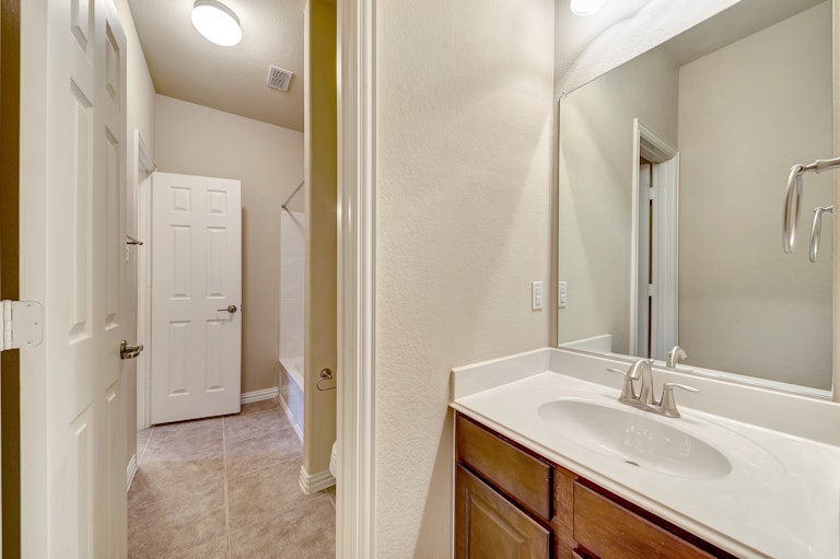 Photo 26 of 31 - 808 W Bend Blvd, Burleson, TX 76028