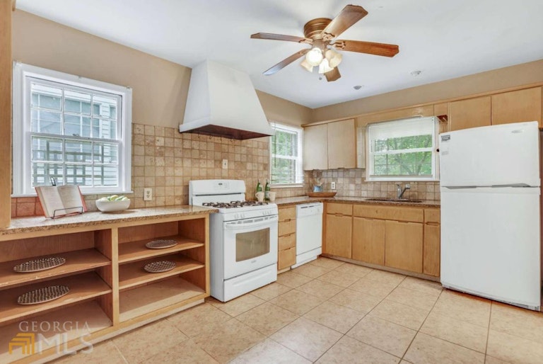 Photo 10 of 27 - 1461 Boulevard Lorraine SW, Atlanta, GA 30311