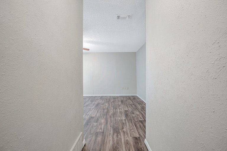 Photo 6 of 25 - 1007 Fairfax Ct, Arlington, TX 76015