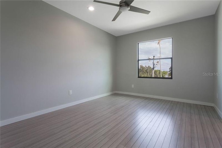 Photo 15 of 25 - 1914 Arrowhead Dr NE, Saint Petersburg, FL 33703