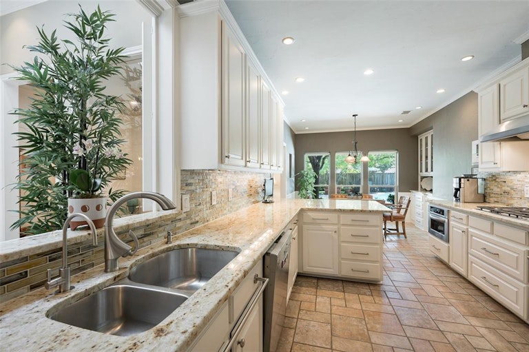 Photo 26 of 40 - 7336 Williamswood Dr, Dallas, TX 75252