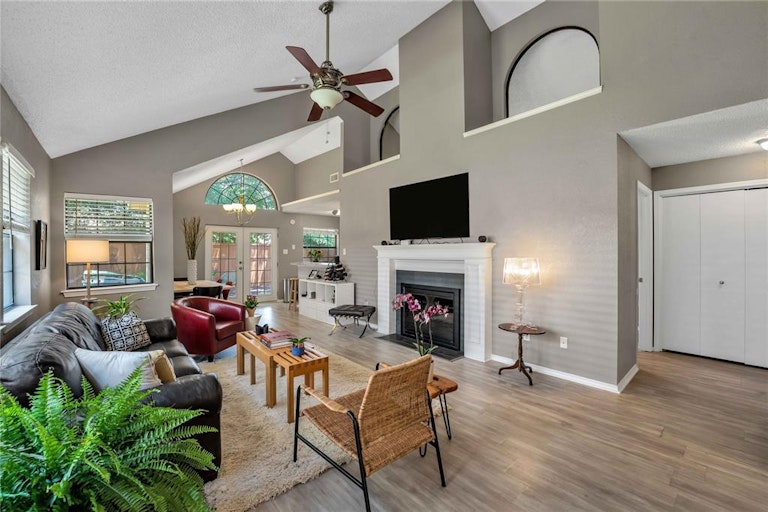 Photo 4 of 31 - 915 Azalia Dr, Lewisville, TX 75067