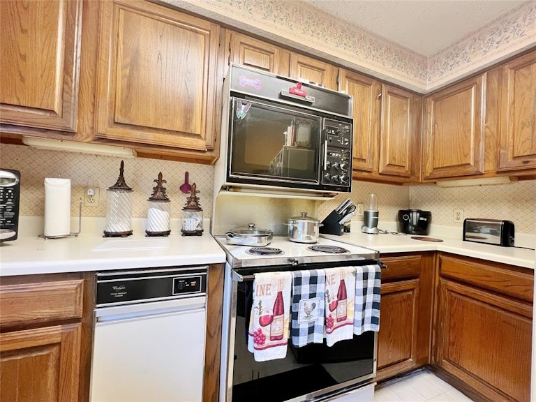 Photo 11 of 16 - 408 Pebble Way #254, Arlington, TX 76006