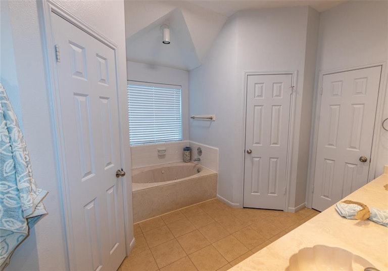 Photo 18 of 29 - 1010 Abbott Dr, Pearland, TX 77584