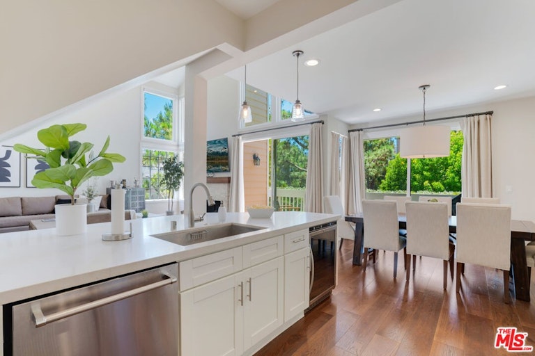 Photo 11 of 41 - 4342 Redwood Ave Unit C308, Marina Del Rey, CA 90292