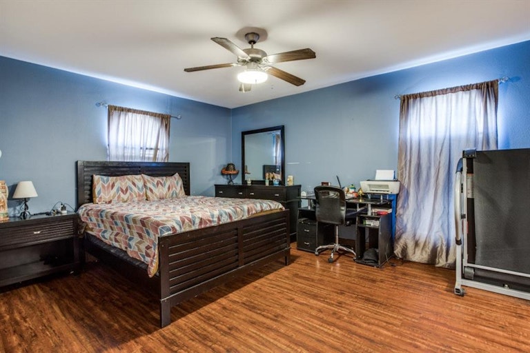 Photo 11 of 15 - 214 Martin Luther Cir, Duncanville, TX 75116