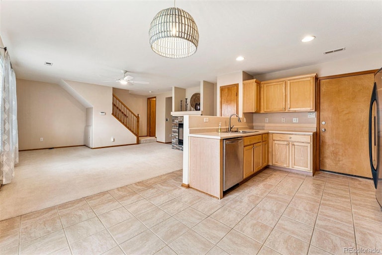 Photo 8 of 33 - 7962 S Kalispell Way, Englewood, CO 80112