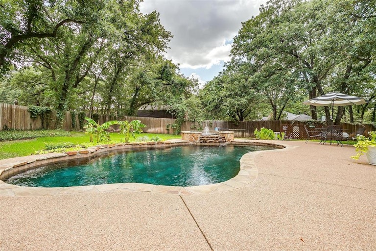 Photo 30 of 40 - 312 Emerald Ct, Burleson, TX 76028