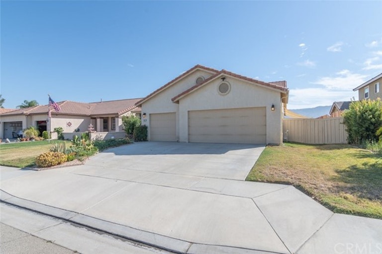 Photo 3 of 39 - 2077 Saint Emilion Ln, San Jacinto, CA 92583