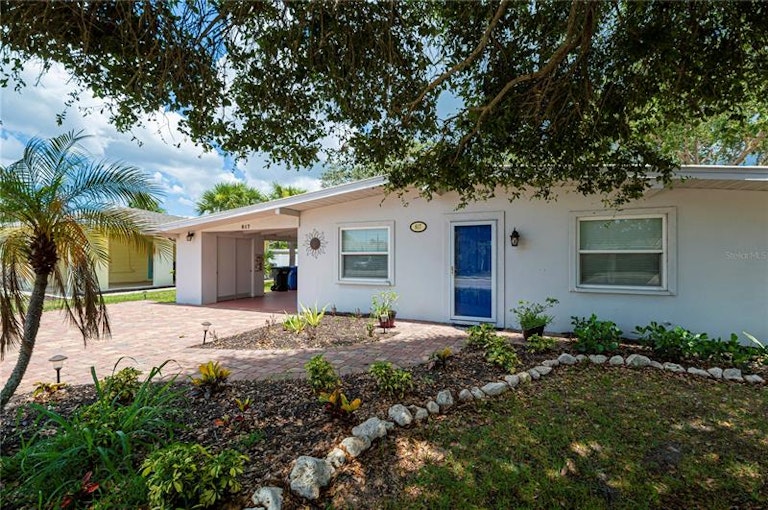 Photo 3 of 35 - 817 Harbor Dr S, Venice, FL 34285