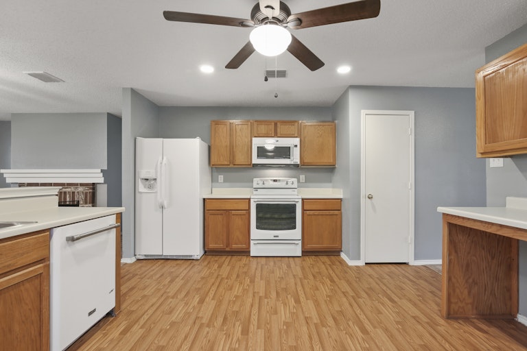 Photo 3 of 28 - 3854 Steeplechase Dr, Fort Worth, TX 76123