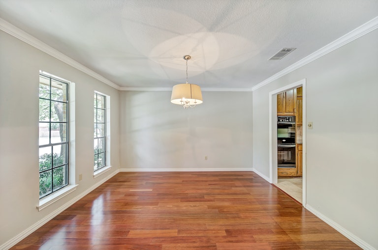 Photo 5 of 32 - 2233 Stafford Dr, Arlington, TX 76012