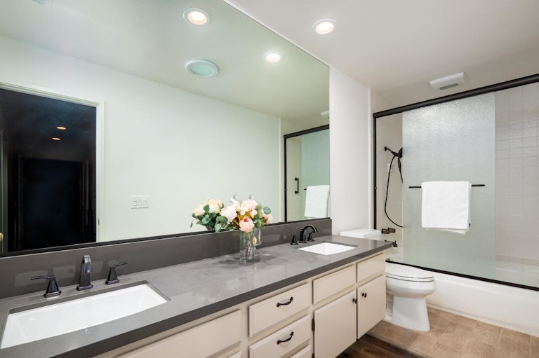 Photo 27 of 40 - 317 Wyndgate Rd, Sacramento, CA 95864